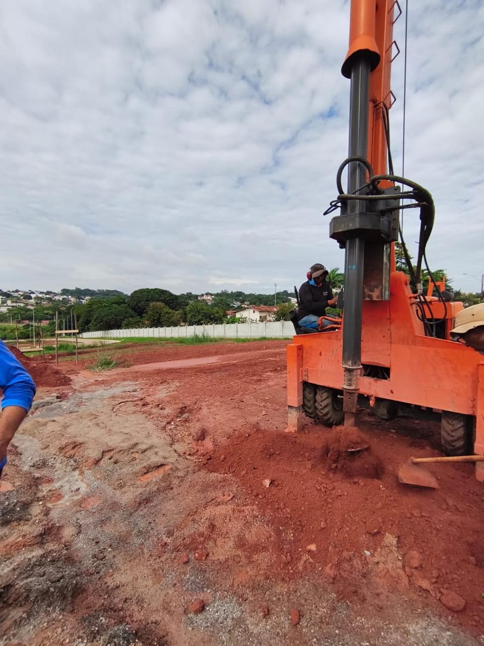 Trado mecânico em operação de perfuração